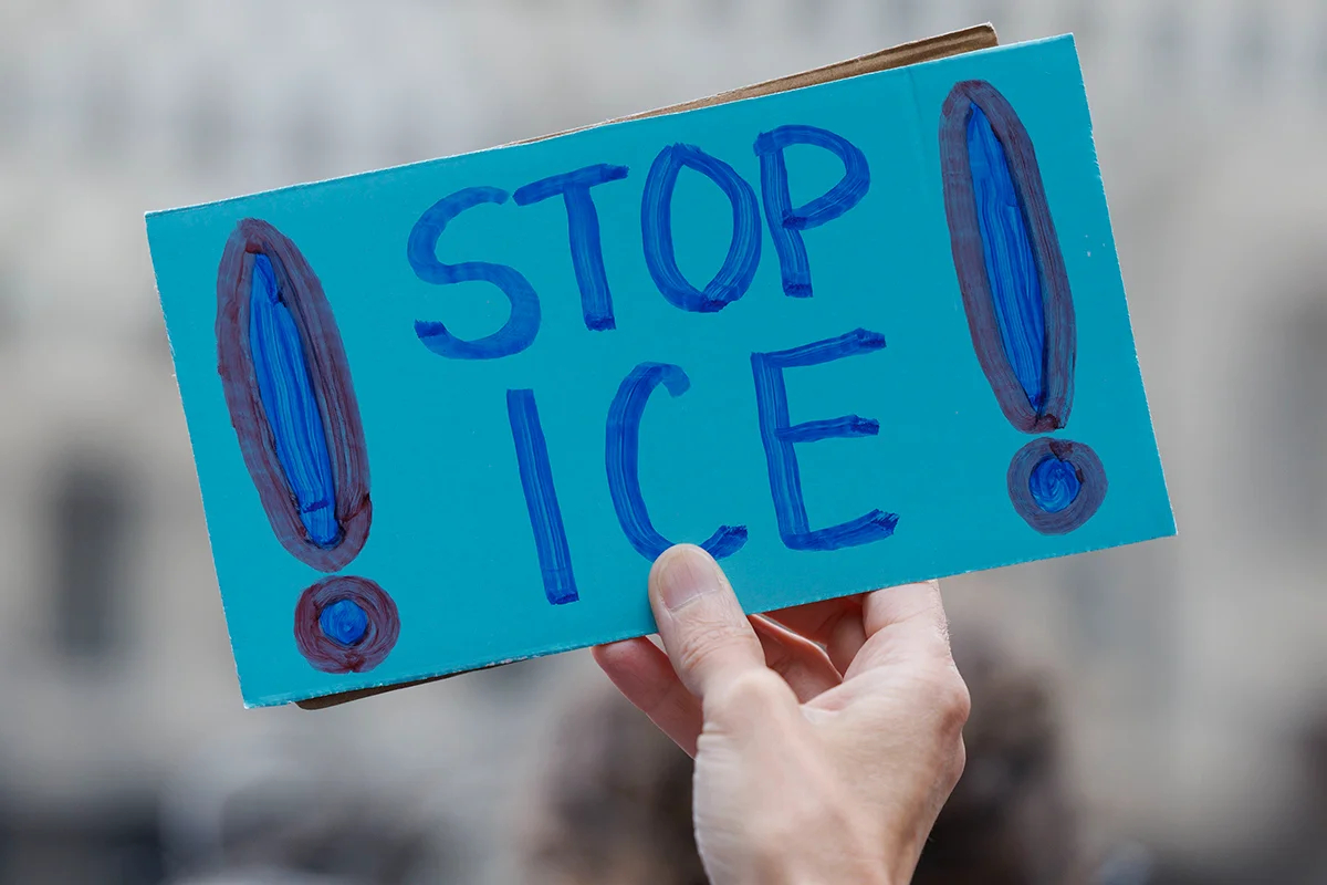 Женщина держит плакат с надписью «Остановите ICE (Иммиграционная и таможенная служба США)», Бостон, штат Массачусетс, США, 9 июня 2025 года. Фото: CJ Gunther / EPA