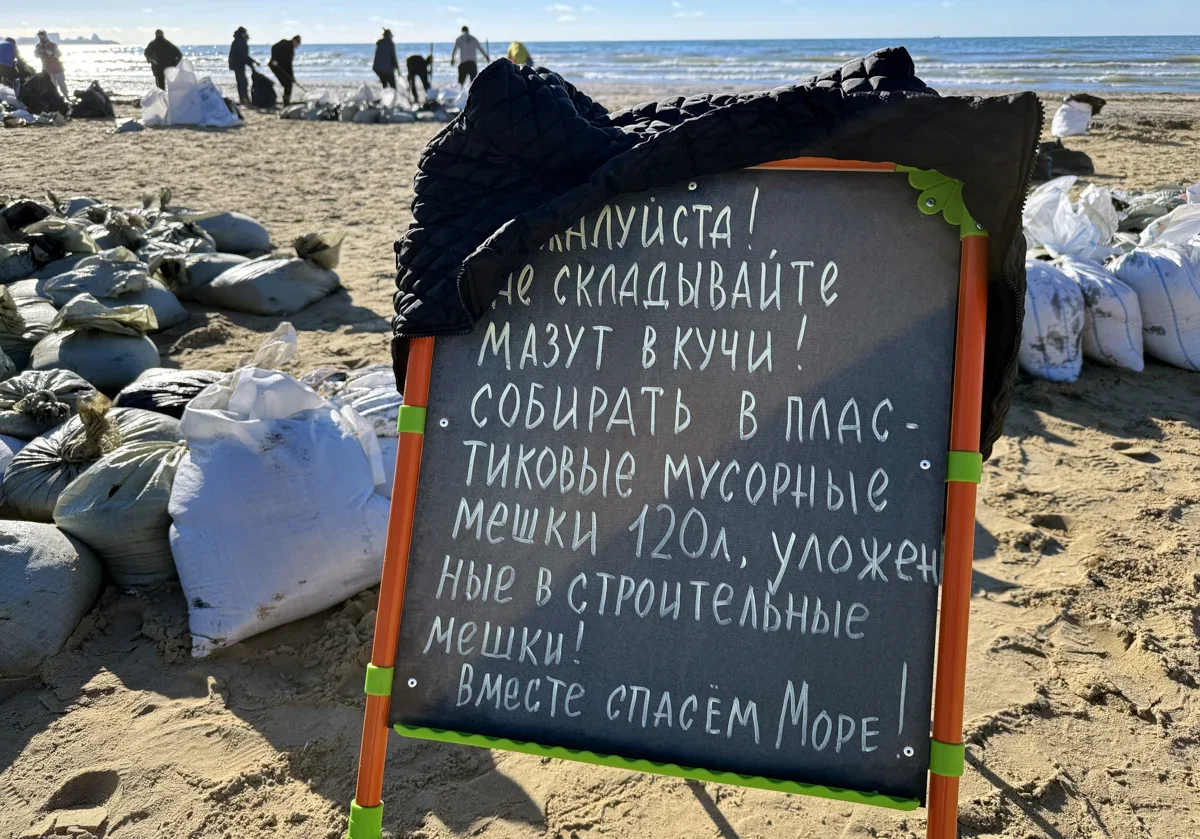 A sign instructs volunteers how to treat oil washed up onto the beach in the aftermath of the Volgoneft oil spill. Photo: IMAGO / SNA / Vitaly Timkiv / Scanpix