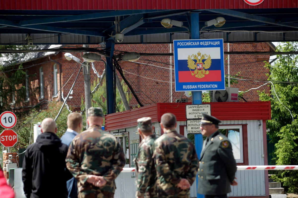 Военнослужащие на фоне границы Калининградской области, вид с КПП Сударгас в деревне Рамонишкяй, Литва, 5 июня 2017 года. Фото: Valda Kalnina / EPA