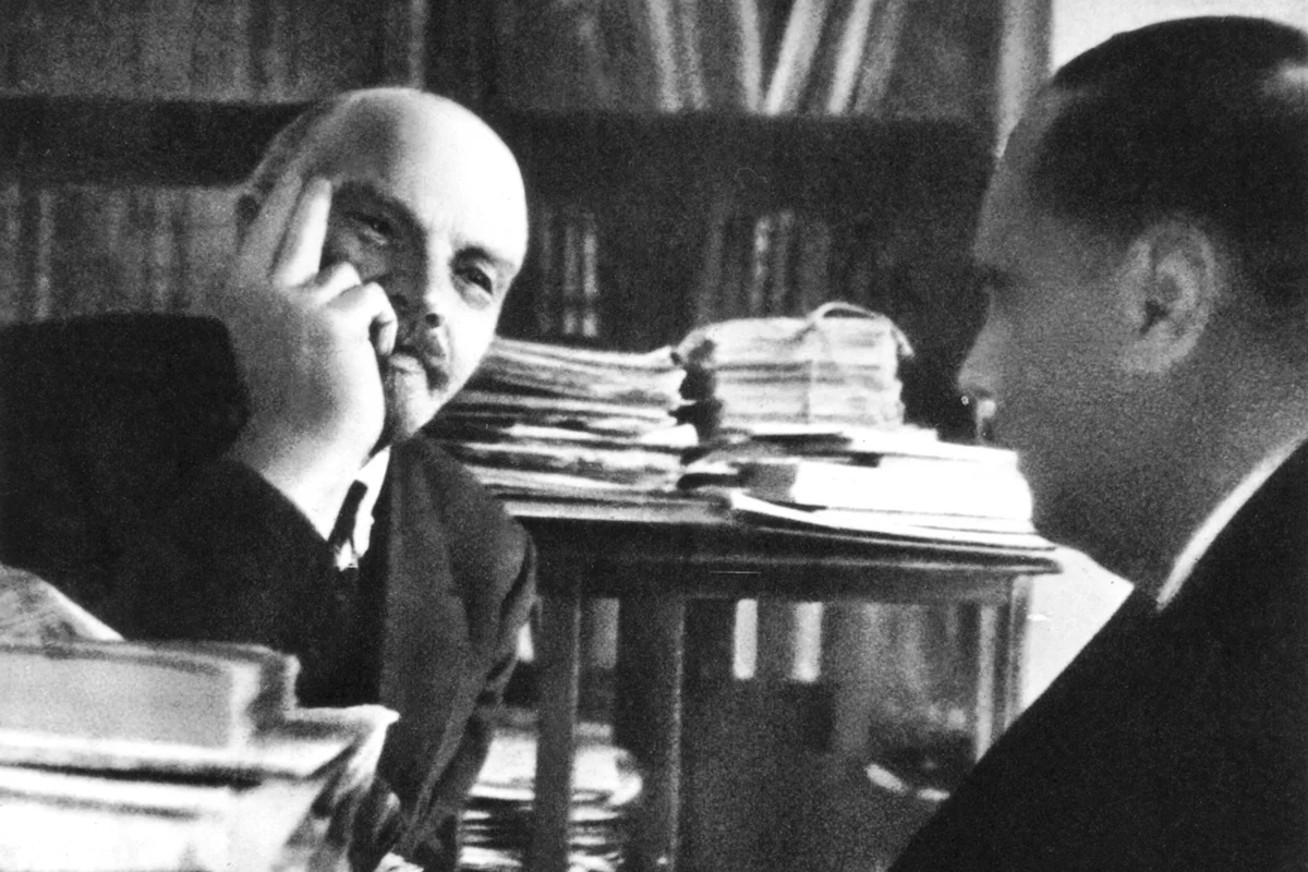 Владимир Ленин беседует с Гербертом Уэллсом в своём кабинете в Кремле, Москва, октябрь 1920 года, СССР. Фото: Photo 12 / Alamy / Vida Press