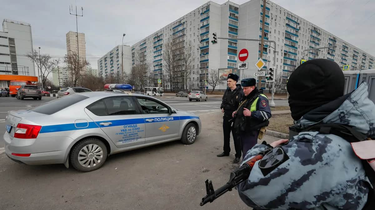 Police officers stationed near the site of the Moscow concert hall attack. Photo: EPA-EFE/YURI KOCHETKOV