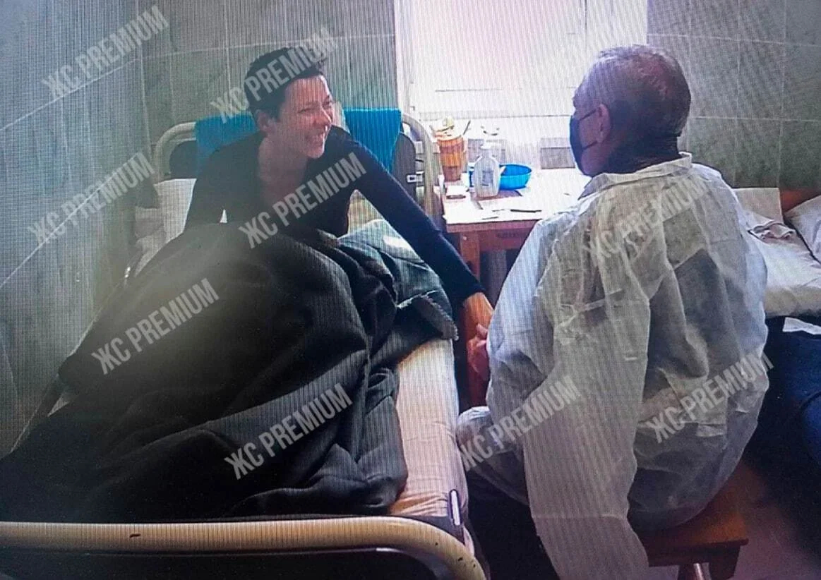 Maria Kalesnikava in hospital with her father, December 5, 2022. Photo: ZhS Premium / Telegram