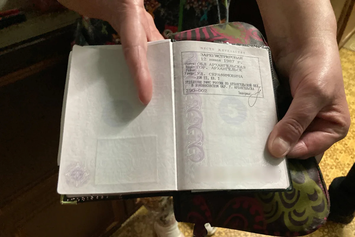 Елена Кычина показывает страницу паспорта с пропиской в несуществующем доме. Фото: Ирина Стрельникова / «Ветер»
