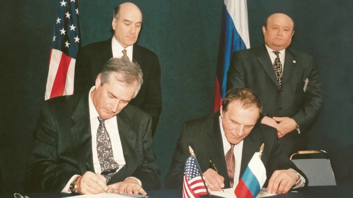 Подписание меморандума о долгосрочном сотрудничестве с Boeing, 11 марта 1998 года. Фото: ВСМПО-АВИСМА / VK