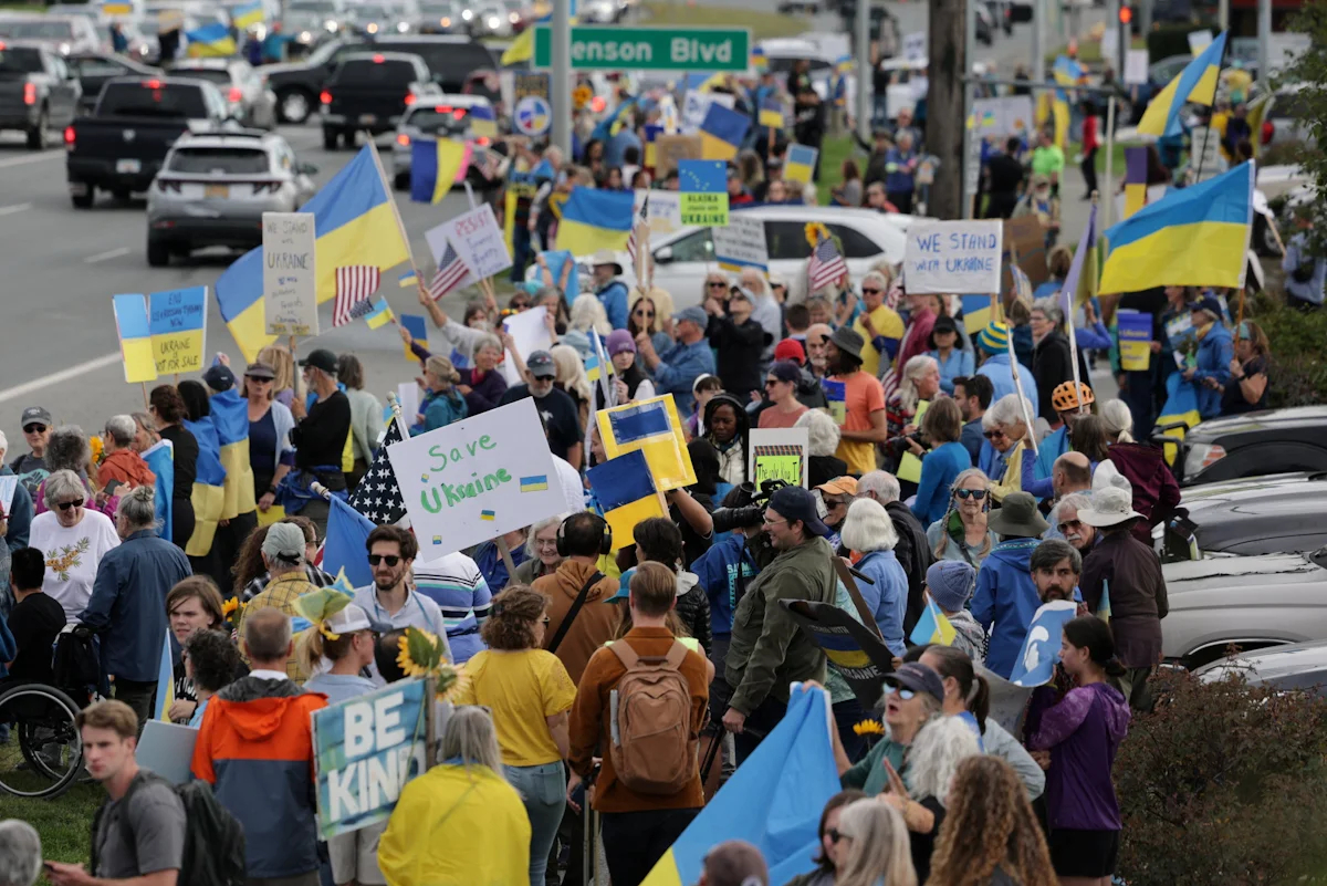 Акция в Анкоридже против визита Владимира Путина на Аляску. Фото: Jeenah Moon / Reuters / Scanpix / LETA