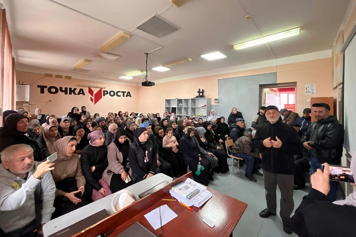 Сход жителей Хубара и учителей. Фото жителей села Хубар