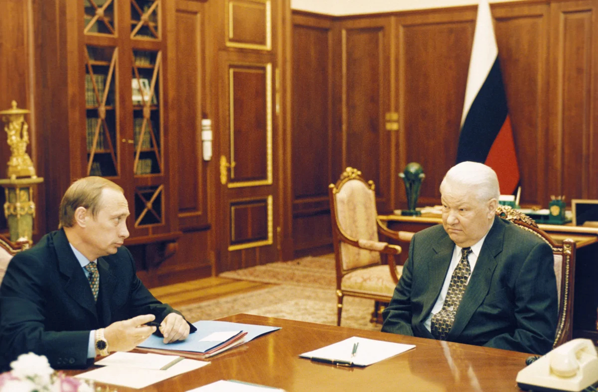 Борис Ельцин на встрече с директором ФСБ Владимиром Путиным, февраль 1999 года. Фото: Sovfoto / Universal Images Group / Shutterstock / Rex Features / Vida Press