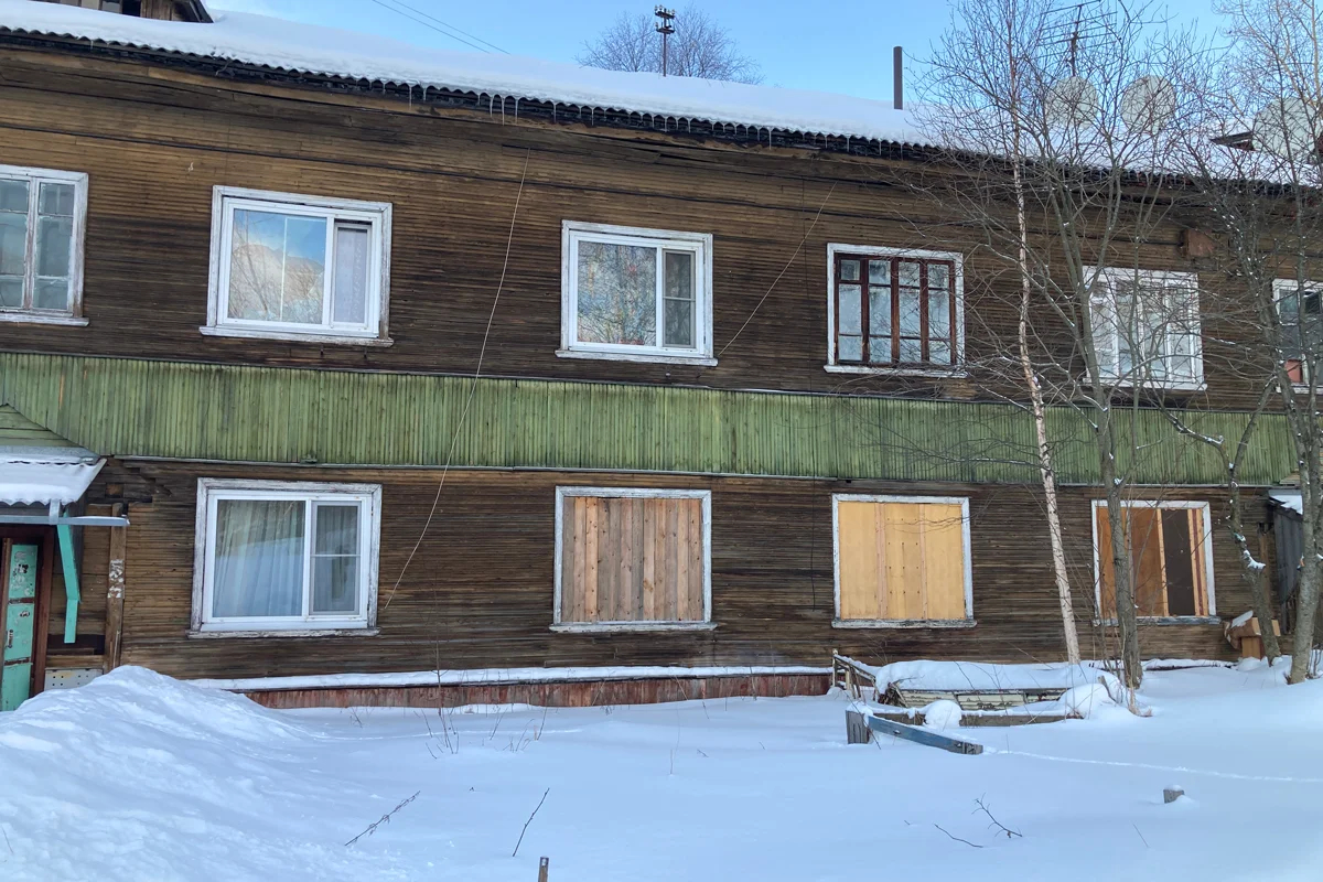 Дом на Гуляева, из которого соседи Надежды съехали вместе с окнами. Фото: Ирина Стрельникова / «Ветер»