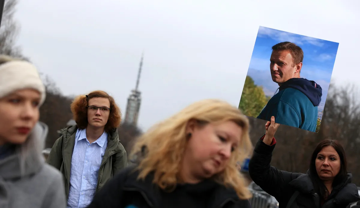 Участница акции в память об Алексее Навальном держит его фотографию у посольства России в Софии, Болгария, 16 февраля 2025 года. Фото: Vassil Donev / EPA