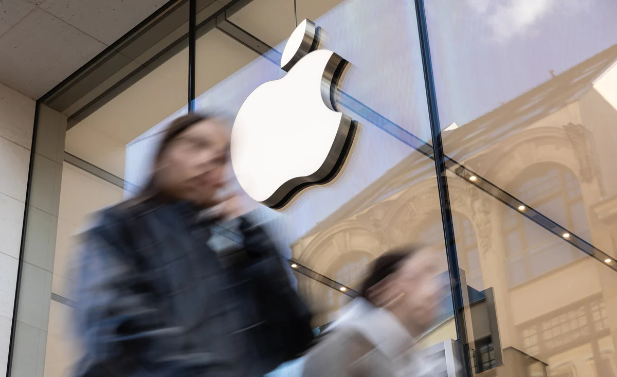 Прохожие перед магазином Apple в Берлине, 17 марта 2025 года. Фото: Hannes P. Albert / dpa / Scanpix / LETA
