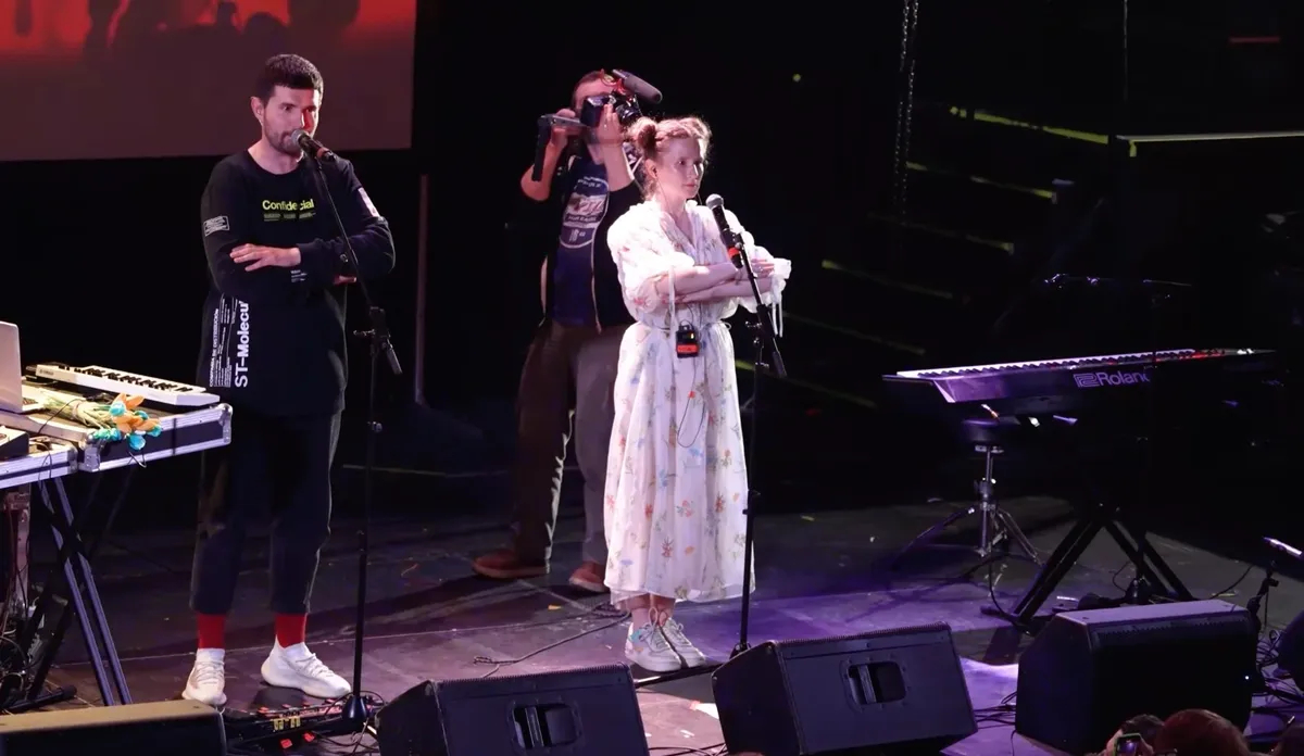 Благотворительный концерт Монеточки и Noize MC. Фото: скрин видео