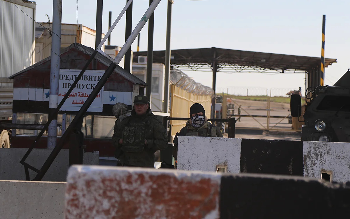 Российские пограничники у главных ворот российской военной базы в аэропорту Хмеймим недалеко от города Латакия, западная Сирия, 2 января 2025 года. Фото: Bilal Al Hammoud / EPA-EFE