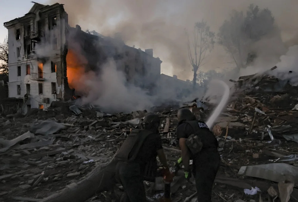 Ukrainian rescuers fight a fire in a five-storey residential building in the Donetsk region city of Kramatorsk following a Russian airstrike, 31 July 2025. Photo: EPA/YEVHEN TITOV