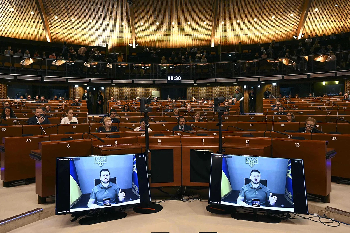 Президент Украины Владимир Зеленский дистанционно обращается с речью к членам политических делегаций Парламентской ассамблеи Совета Европы в Страсбурге, восточная Франция, 13 октября 2022 года. Фото: Frederick Florin / AFP / Scanpix / LETA
