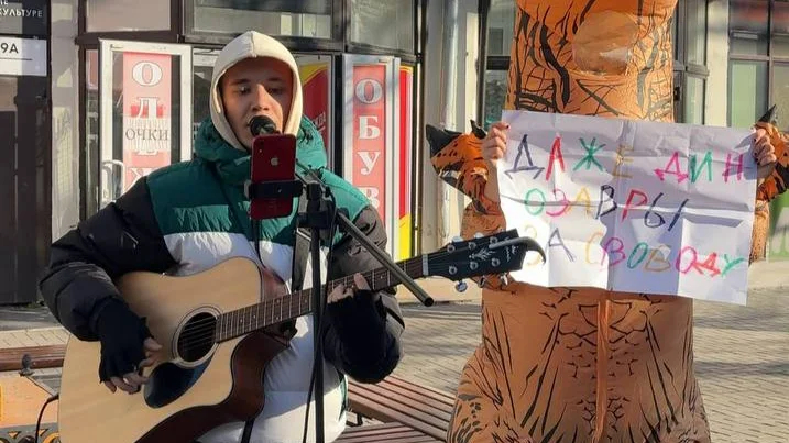В Екатеринбурге задержали уличного музыканта, выступившего в поддержку Наоко и группы Stoptime. Ему вменили статью о мелком хулиганстве