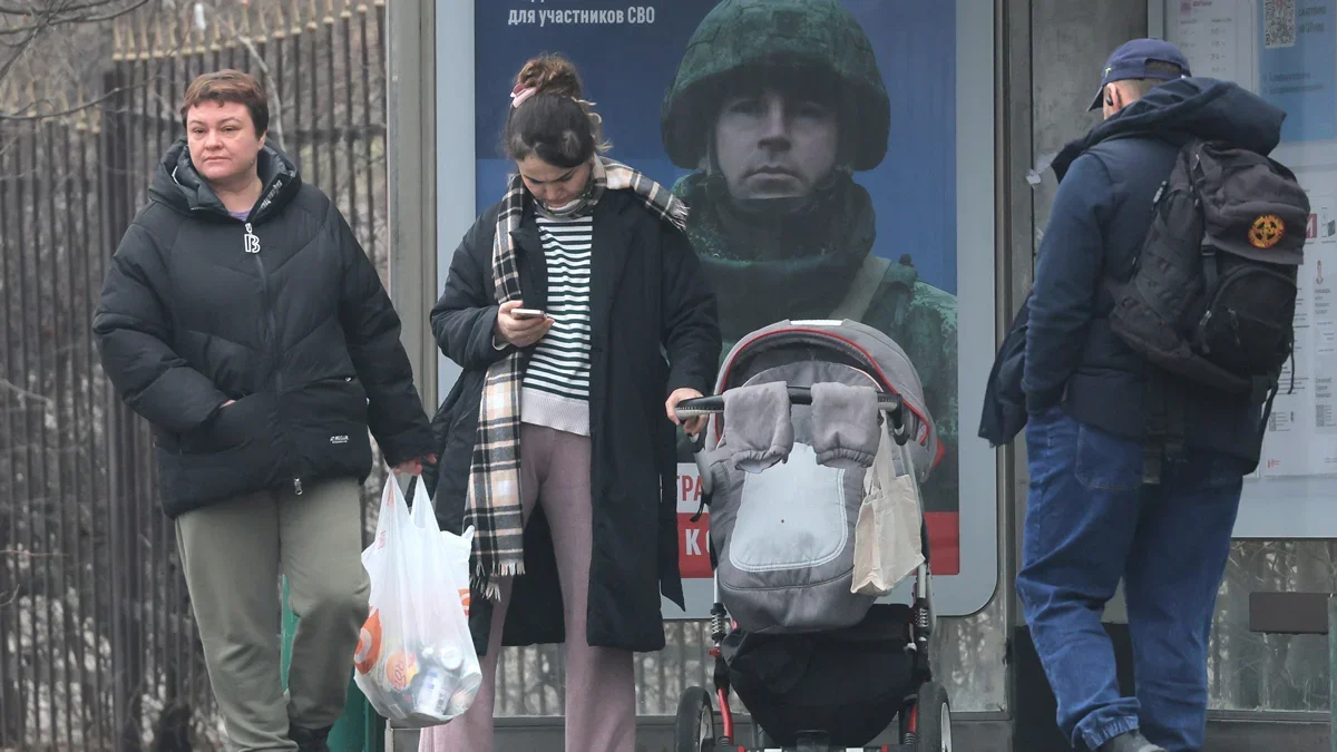 A propaganda billboard in support of the Russian armed forces at a bus stop in Moscow, 13 March 2025. Photo: Maxim Shipenkov / EPA