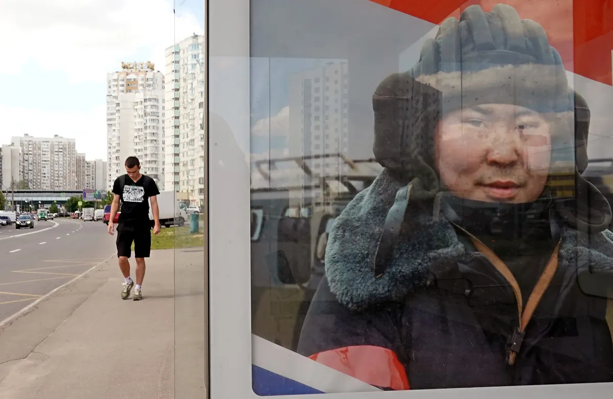 The portrait of a Russian soldier on display at a Moscow bus stop, 3 July 2023. Photo: EPA-EFE / MAXIM SHIPENKOV