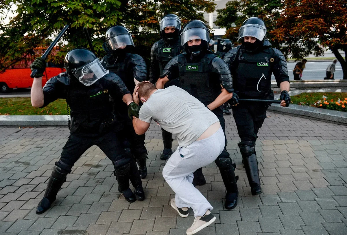 Police detain a protester demonstrating against electoral fraud in Minsk, Belarus, 10 August 2020. Photo: Yauhen Yerchak / EPA