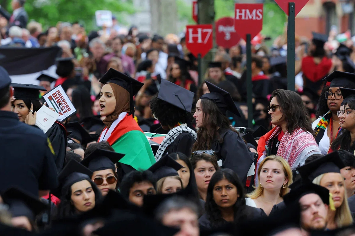 Harvard graduates leave a graduation ceremony in support of students who were unable to graduate due to participating in pro-Palestinian protests, Cambridge, Massachusetts, 23 May 2024. Photo: Brian Snyder / Reuters / Scanpix / LETA