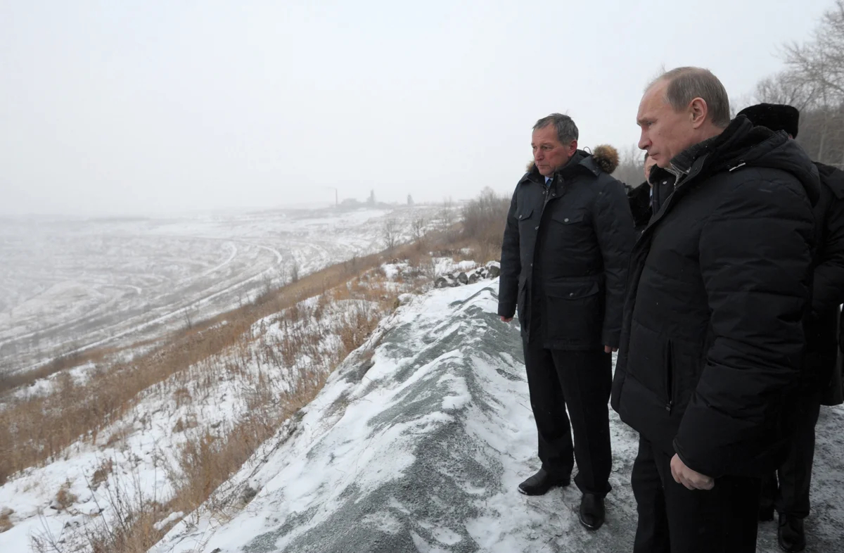 Константин Струков и Владимир Путин осматривают Коркинский разрез, 4 февраля 2012 года. Фото: пресс-служба Правительства РФ (CC BY 4.0)