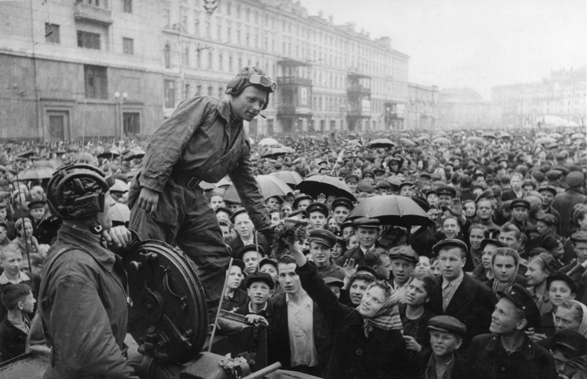 Москвичи приветствуют советских танкистов перед парадом, 24 июня 1945 года. Фото: Sovfoto / Universal Images Group / Shutterstock / Rex Features / Vida Press