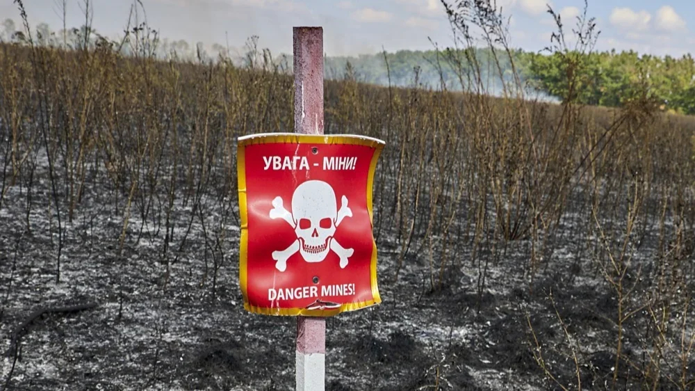 A sign warns of landmines at an undisclosed location in Ukraine, 8 September 2025. Photo: EPA/SERGEY KOZLOV
