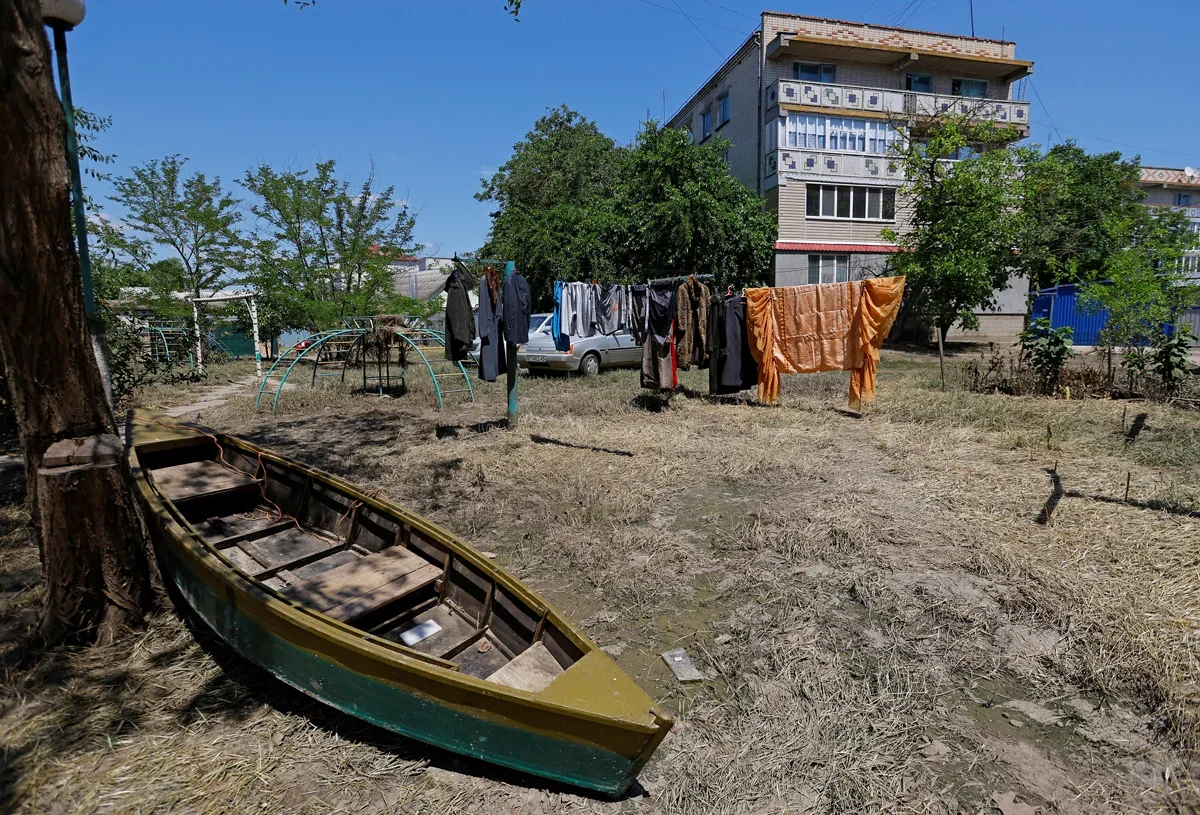 A boat in a yard after the water had receded, Hola Prystan, Kherson region, Ukraine, 17 June 2023. Photo: Alexander Yermochenko / Reuters / Scanpix / LETA