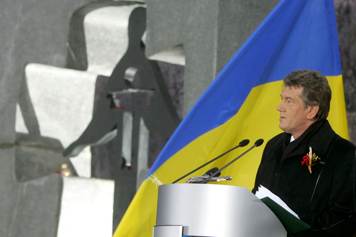 Президент Украины Виктор Ющенко выступает у памятника жертвам Голодомора в центре Киева, Украина, 25 ноября 2006 года. Фото: Mykhailo Markiv / Reuters / Scanpix / LETA