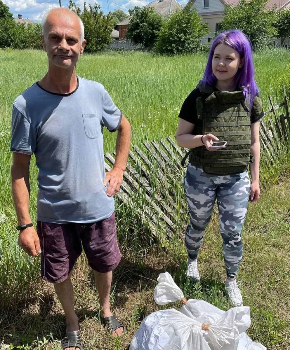 Rossinskaya hands over humanitarian aid to locals in the Kharkiv region in June 2022. Photo: Army of Beauties