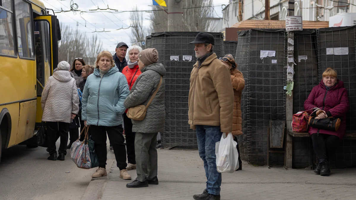 Жители города на остановке общественного транспорта, защищённой габионами, Херсон, Украина, 20 марта 2025 года. Фото: Valentyn Ogirenko / Reuters / Scanpix / LETA
