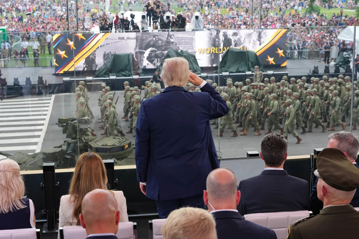 Дональд Трамп отдаёт честь военнослужащим во время празднования 250-летия Армии США в Вашингтоне, округ Колумбия, 14 июня 2025 года. Фото: Doug Mills / Pool via Reuters / Scanpix / LETA