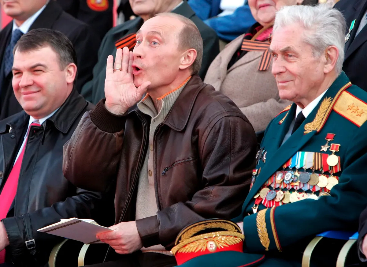 Putin greets participants in Moscow’s Victory Day celebrations on Red Square, 9 May 2007. Photo: EPA / SERGEI CHIRIKOV