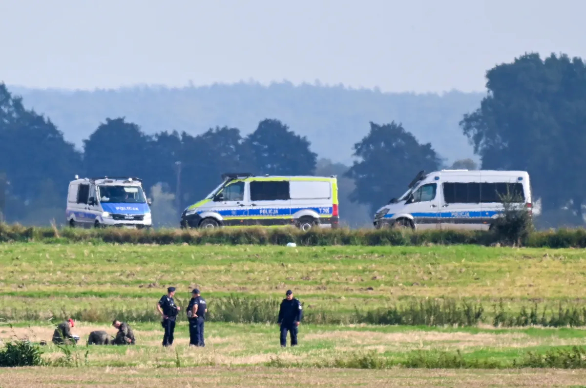 Polish police investigators collect debris from a Russian drone in the village of Olesno, northern Poland, 10 September 2025. Photo: EPA / ANDRZEJ JACKOWSKI