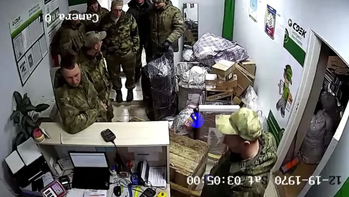 Скриншот с камеры видеонаблюдения в офисе службы доставки. Скриншот: видео MotolkoHelp