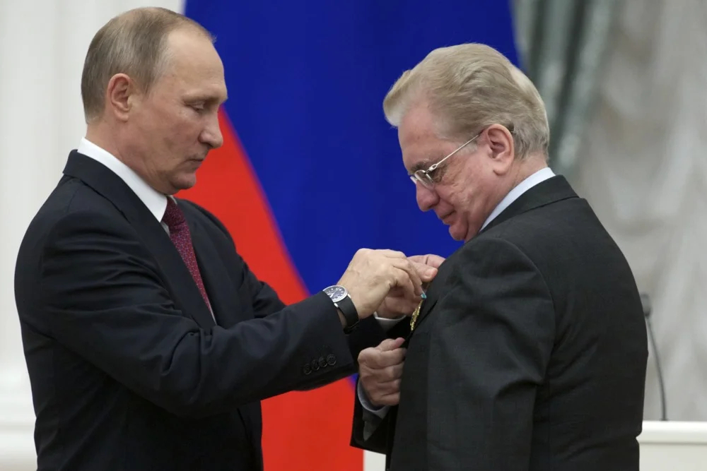 Vladimir Putin decorates Mikhail Piotrovsky with the Order For Merit to the Fatherland in the Kremlin, 22 September 2016. Photo: EPA / IVAN SEKRETAREV / POOL