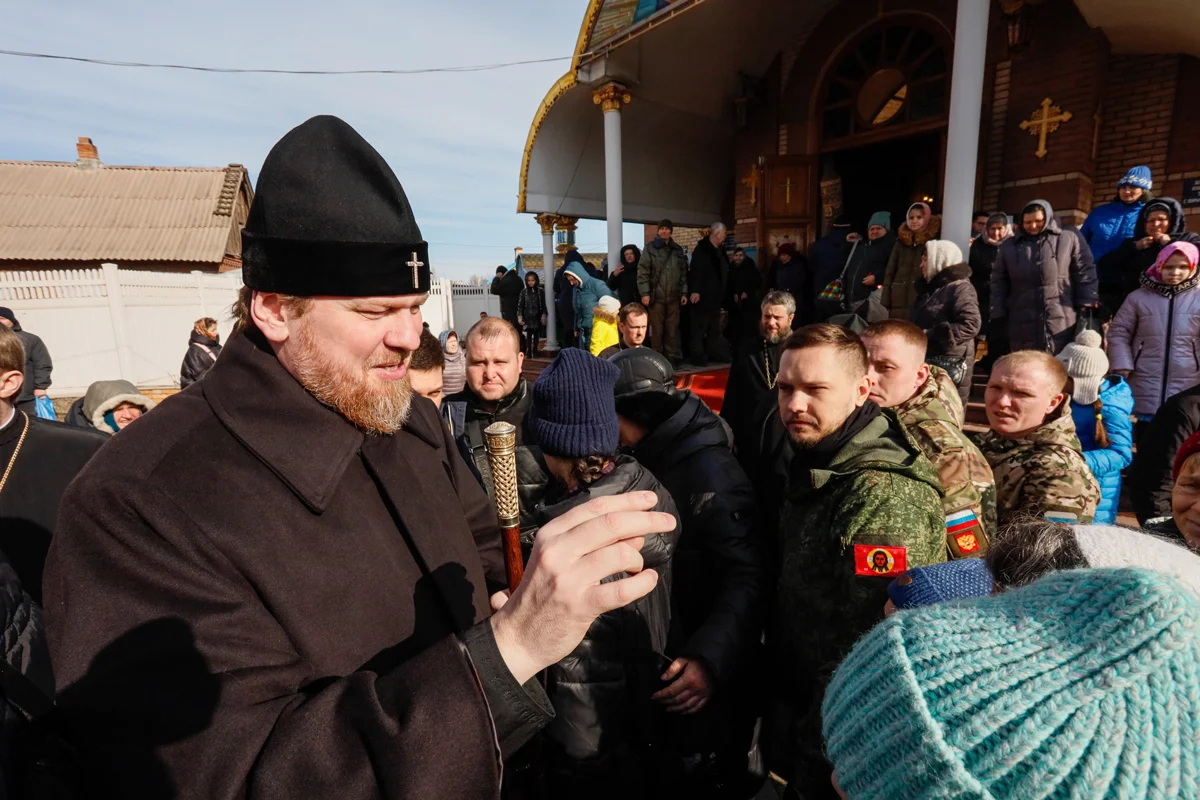 Священник Русской православной церкви благословляет людей возле храма Александра Невского в Мариуполе, Донецкая область, 16 февраля 2025 года. Фото: EPA