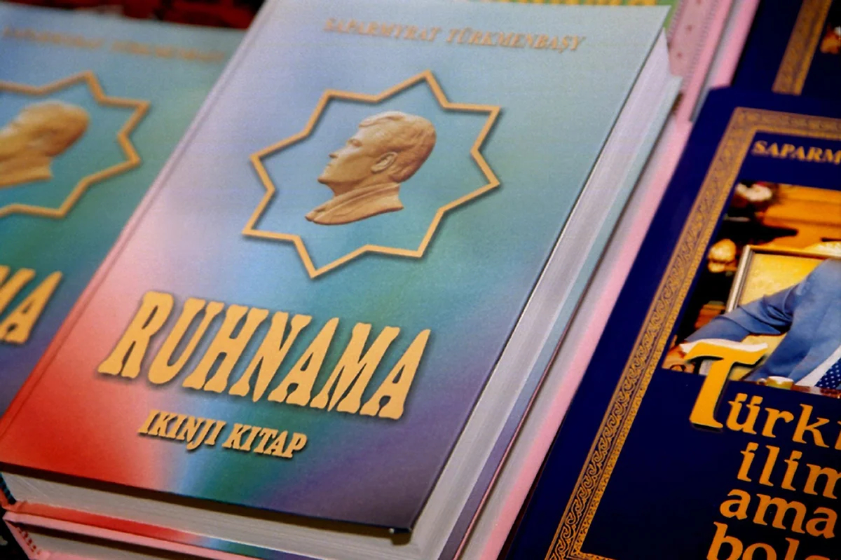 Второй том книги «Рухнама» Сапармурата Ниязова. Фото: Sovfoto / Universal Images Group / Shutterstock / Rex Features / Vida Press
