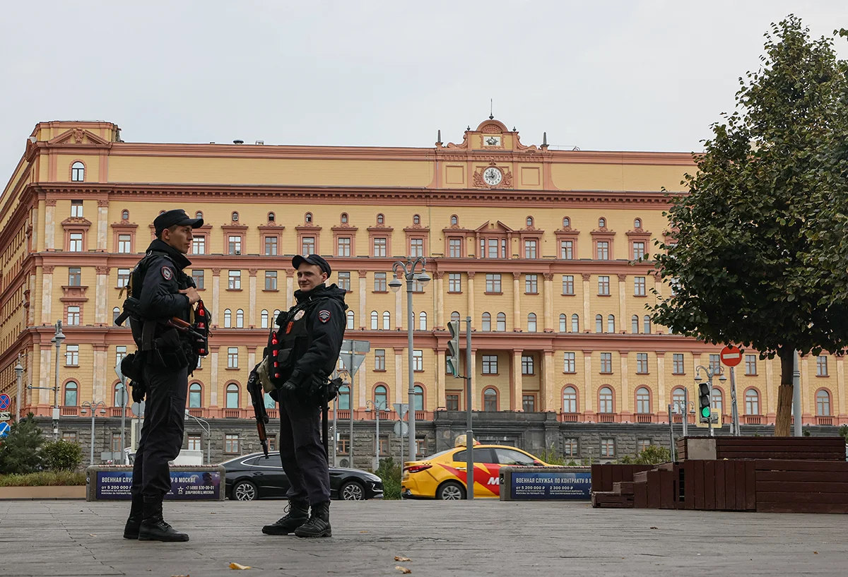Российские полицейские перед зданием Федеральной службы безопасности (ФСБ) на Лубянской площади в Москве, Россия, 27 сентября 2024 года. Фото: Максим Шипенков / EPA-EFE