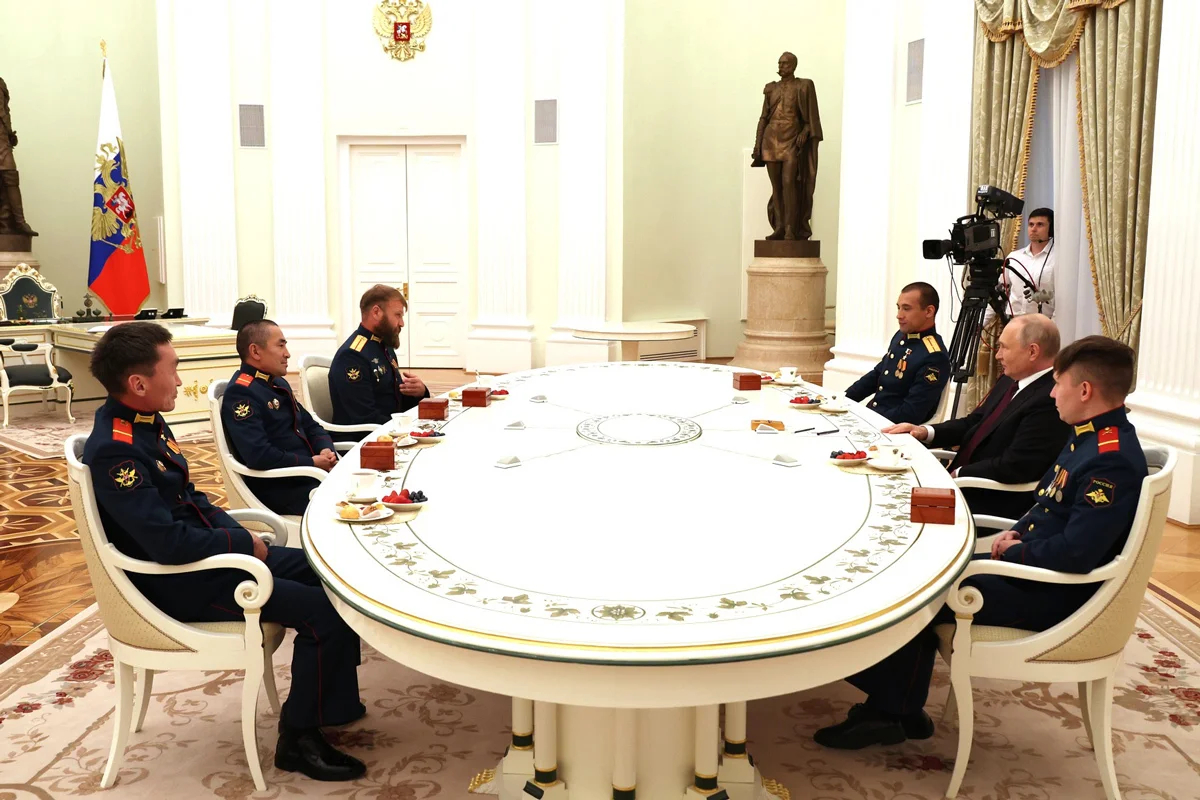 Владимир Путин на встрече с военнослужащими 127-й мотострелковой дивизии пятой общевойсковой армии (экипажем танка «Алёша»). Фото: Kremlin