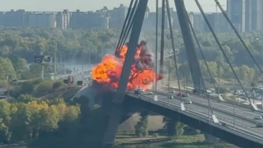 Россия вновь ударила по Северному мосту в Киеве. В тот момент на нем находились люди