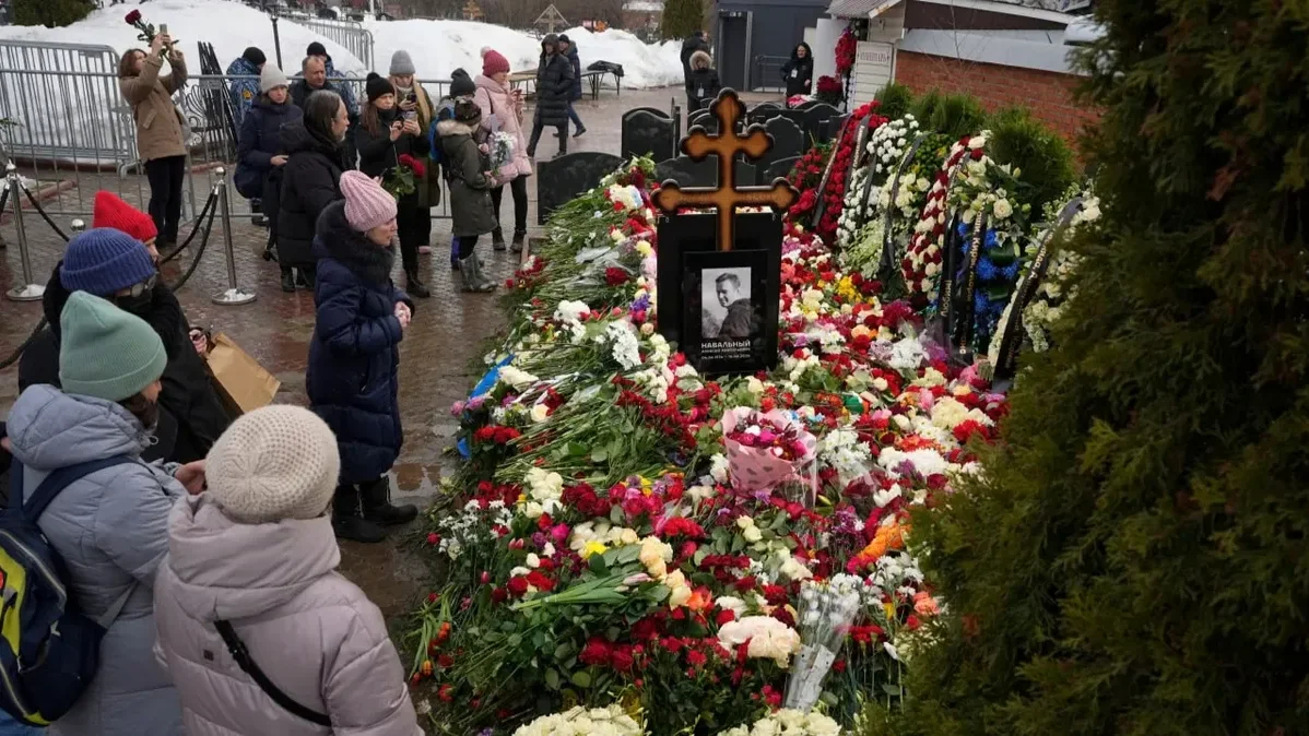 Muscovites turn out in droves to pay their respects to Alexey Navalny