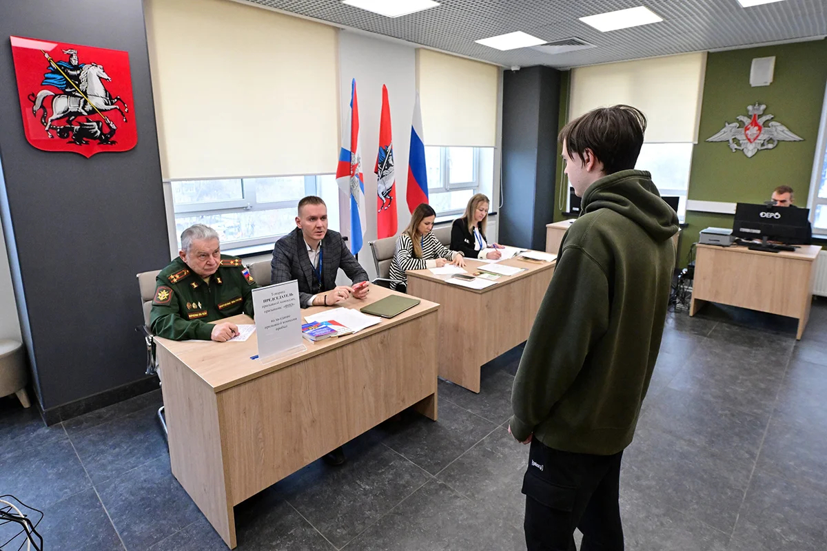 Призывник перед представителями комиссии, Москва, 1 апреля 2025 года. Фото: Сергей Киселев / Агентство «Москва»