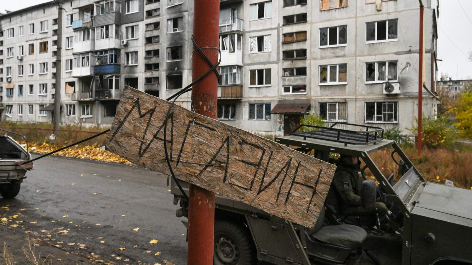 Российские военные на фоне разрушенного жилого дома в Селидово. Донецкая область, Украина. 27 октября 2025 года. Фото: Станислав Красильников / Спутник / Profimedia