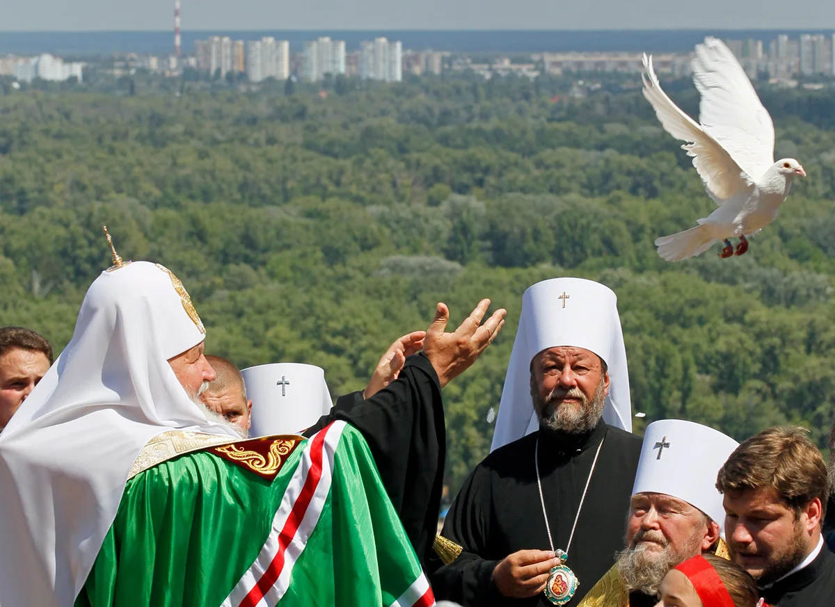 Патриарх Кирилл выпускает голубя во время молитвенного богослужения на Владимирской горке в Киеве, Украина, 27 июля 2012 года. Фото: Sergey Dolzhenko / EPA
