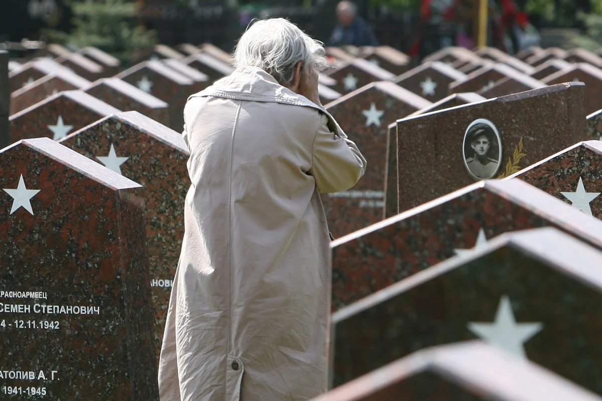 Пожилая женщина плачет на военном кладбище в Москве, 7 мая 2010 года. Фото: Алексей Сазонов / AFP / Scanpix / LETA