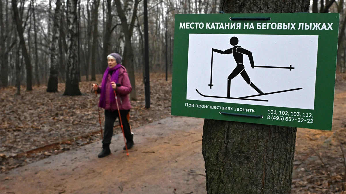 Женщина занимается скандинавской ходьбой в парке, Москва, 1 февраля 2025 года. Фото: Михаил Воскресенский / Спутник / Imago Images / Scanpix / LETA