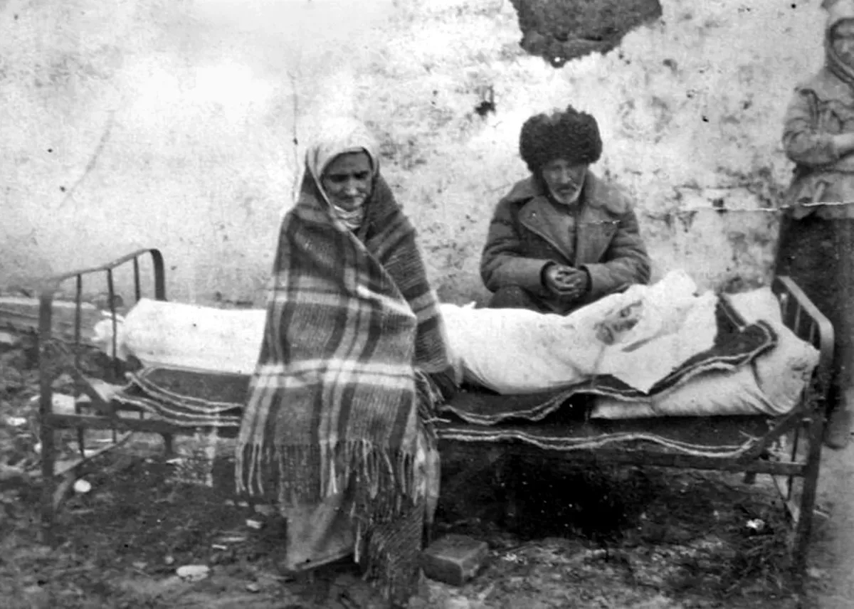 Ингушская семья Газдиевых у тела умершей дочери. Казахстан, 1944 год. Фото: Wikimedia Commons