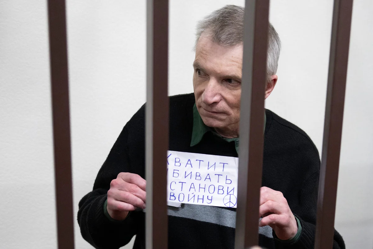 Алексей Горинов в клетке для подсудимых в суде, Владимир, 29 ноября 2024 года. Фото: Дмитрий Серебряков / AP Photo / Scanpix / LETA