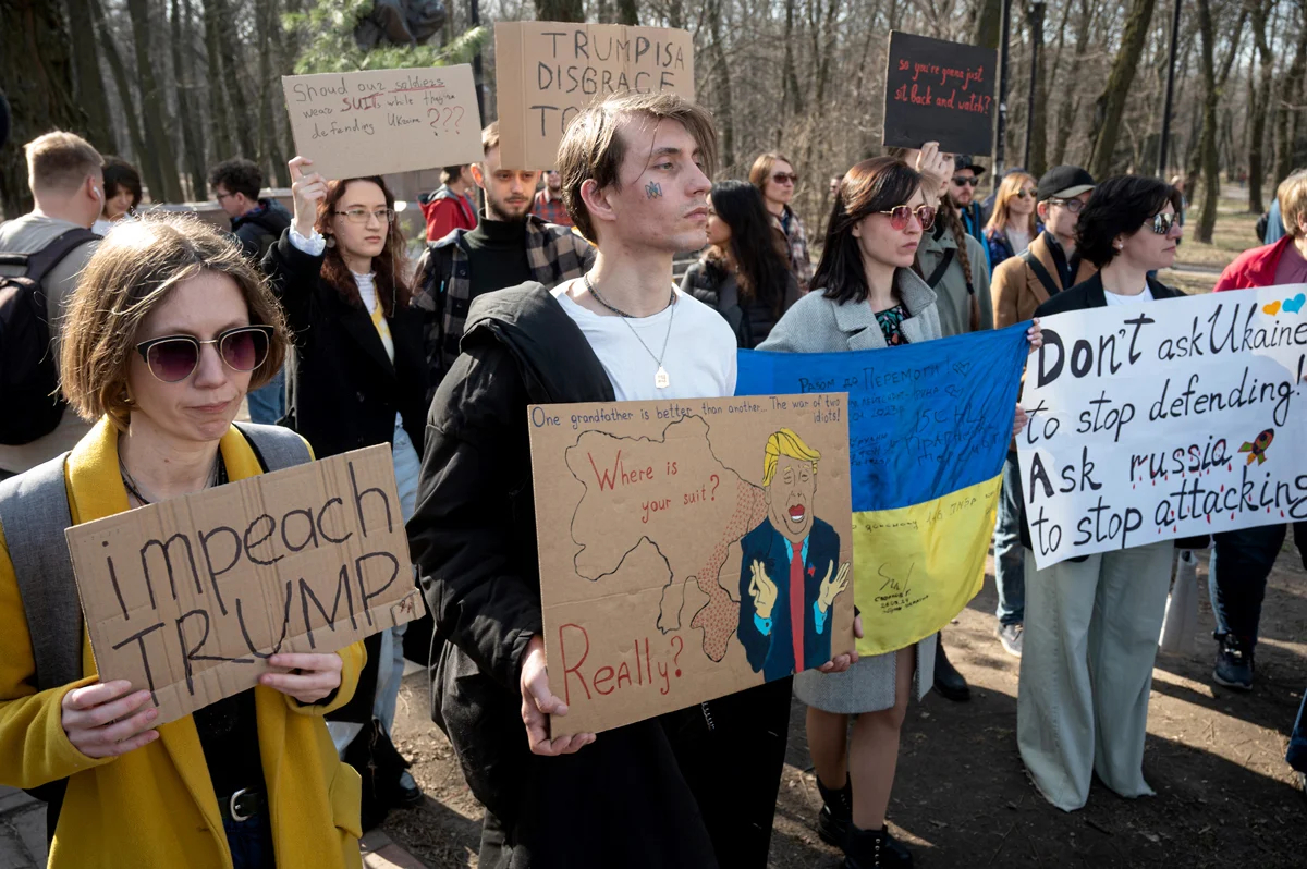 Участники акции «Америка, проснись!» у посольства США в Киеве, Украина, 8 марта 2025 года. Фото: Danylo Antoniuk / Ukrinform / Shutterstock / Rex Features / Vida Press
