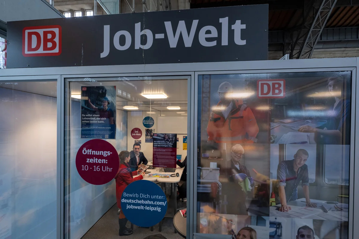 Консультационный центр по найму в Deutsche Bahn на центральном вокзале Лейпцига, 21 февраля 2023 года. Фото: Hendrik Schmidt / dpa / picture-alliance / Scanpix / LETA